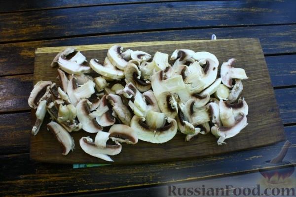 Капуста, тушенная в духовке, с грибами и сметанно-майонезным соусом