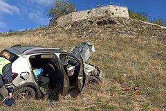 На Кавказе автомобиль с туристами упал со смотровой площадки