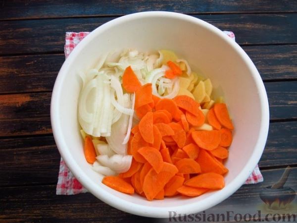 Скумбрия, запечённая с картофелем, морковью и луком в майонезе