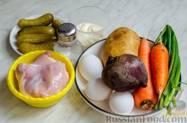 Слоёный салат с курицей, овощами и яйцами