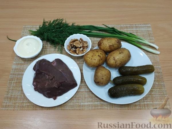Слоёный салат с печенью, картофелем, маринованными огурцами и грецкими орехами