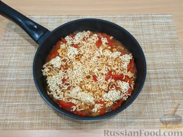 Вермишель быстрого приготовления с овощами в томатном соусе