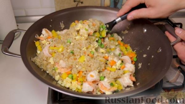 Жареный рис с креветками и овощами, по-тайски