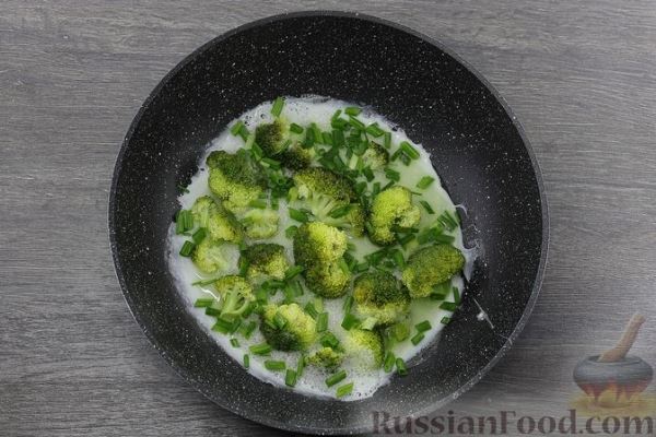 Белковый омлет с брокколи и сыром