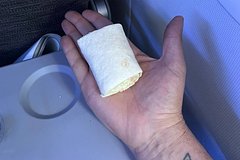 Турист получил за семичасовой полет всего один сэндвич и удивился его размеру